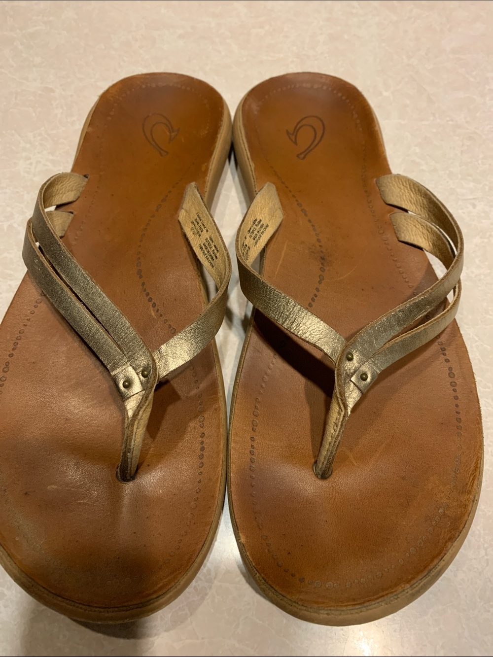 OluKai Women’s Metallic Gold Leather Thong Sandals Size 9